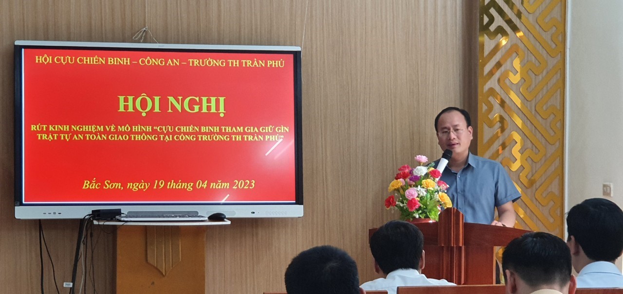 Hội nghị sơ kết, rút kinh nghiệm về triển khai thực hiện mô hình “CCB tham gia  giữ gìn ATGT tại cổng trường Tiểu học Trần Phú