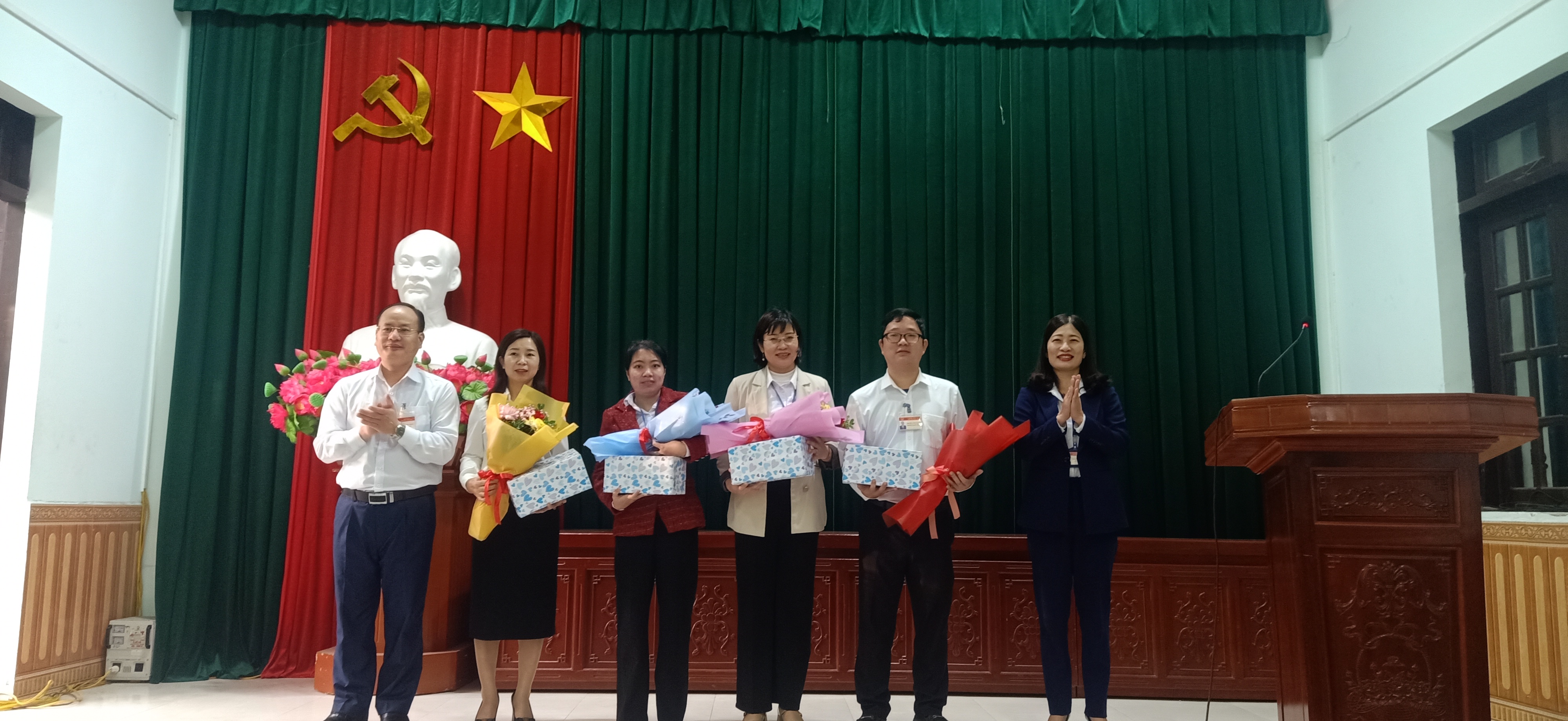 Đảng ủy, HĐND, UBND, UBMTTQVN phường Bắc Sơn tổ chức buổi sinh hoạt chính trị dưới nghi thức chào cờ đầu tuần tháng 1, năm 2024
