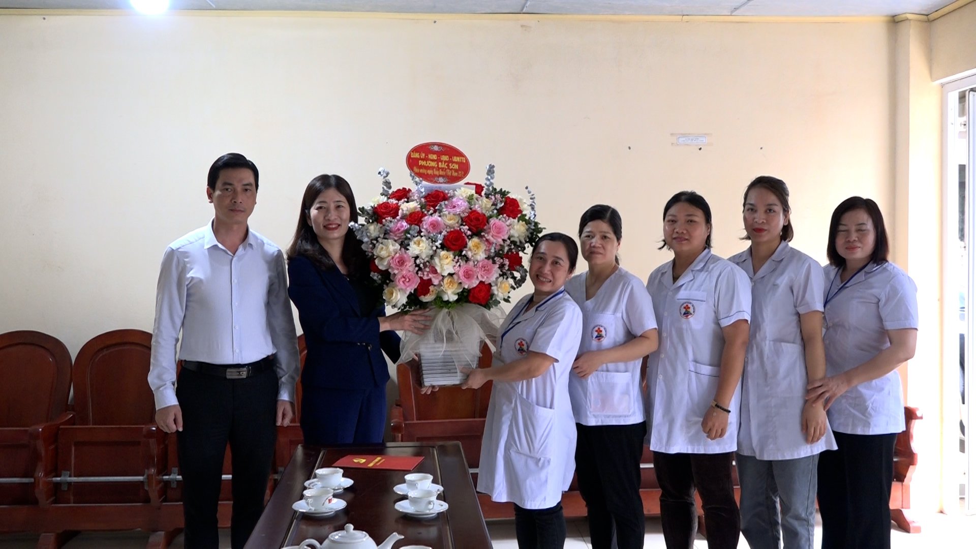 Đảng ủy- HĐND- UBND phường Bắc Sơn thăm, tặng quà ngành Y tế nhân ngày thầy thuốc Việt Nam (27/2/1955-27/2/2024)