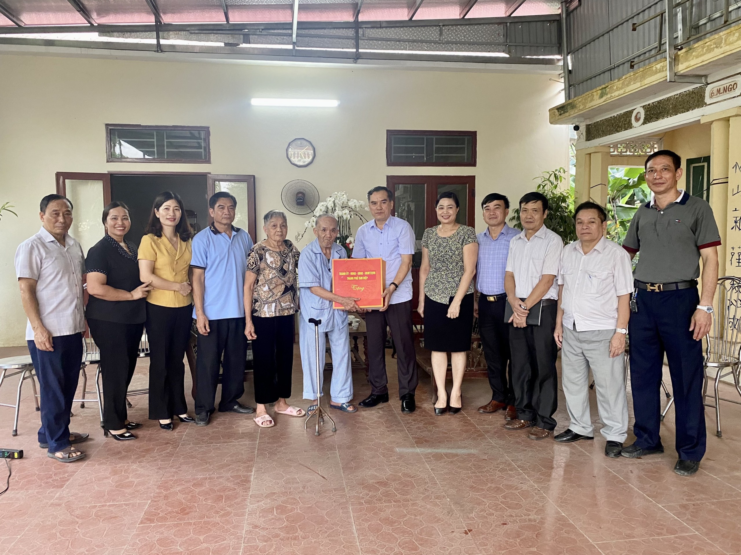Đoàn đại biểu lãnh đạo thành phố, lãnh đạo phường Bắc Sơn thăm, tặng quà tri ân các chiến sĩ Điện Biên Phủ
