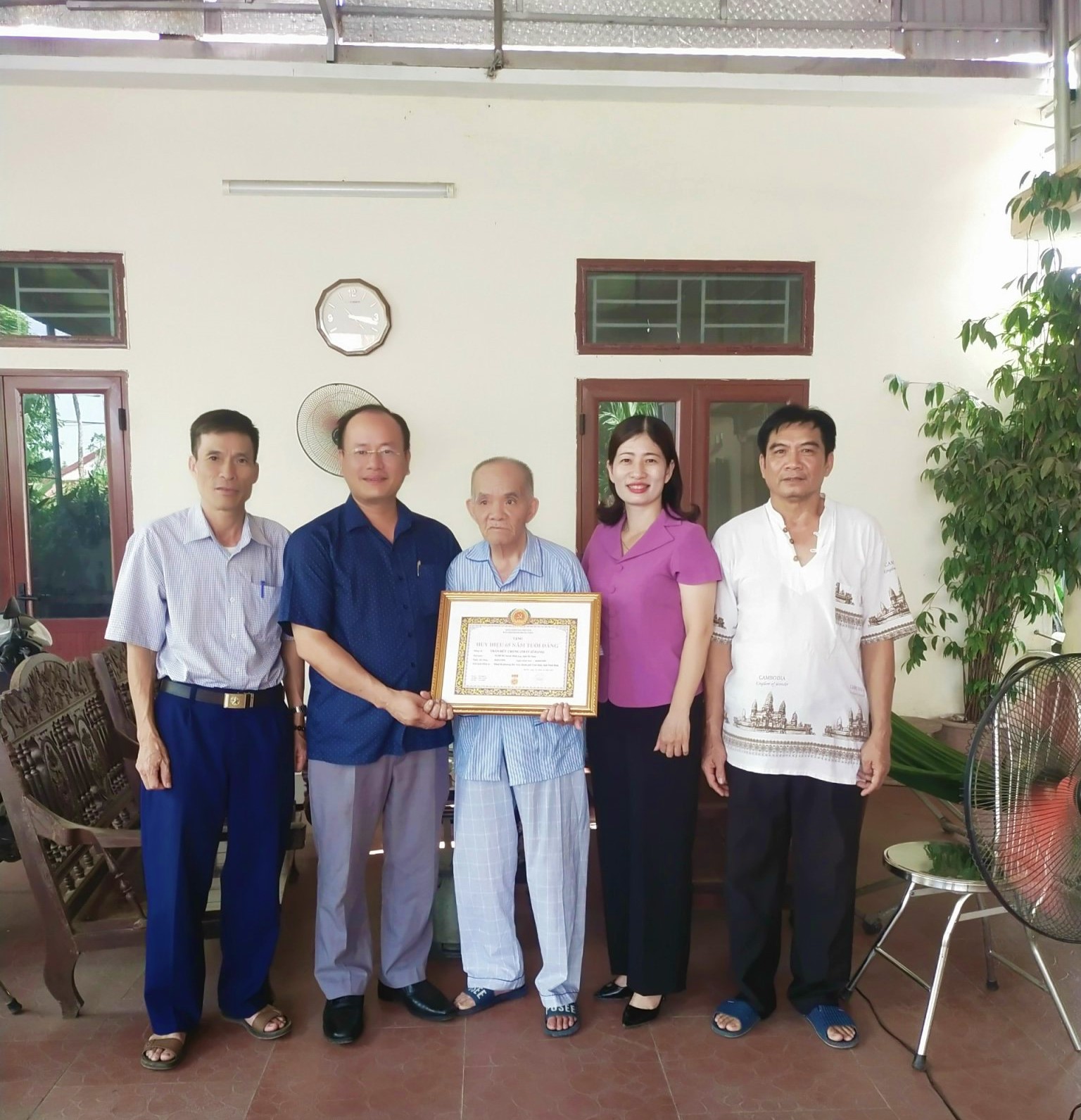 Đảng bộ phường Bắc Sơn tổ chức trao tặng huy hiệu Đảng sớm cho Đảng viên