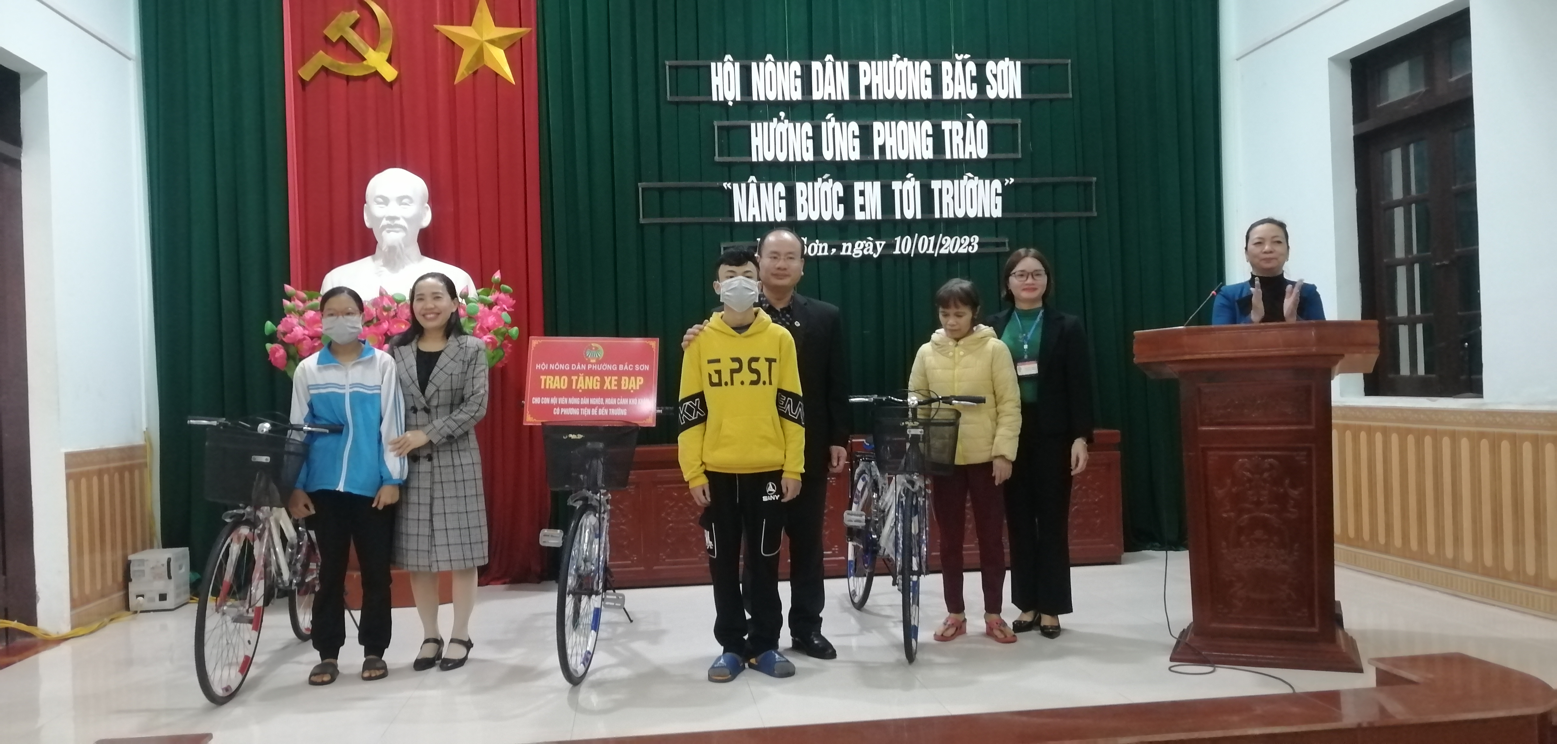 Hội Nông dân phường tổ chức chương trình tặng xe đạp “nâng bước em tới trường” cho các em học sinh nghèo, có hoàn cảnh khó khăn.