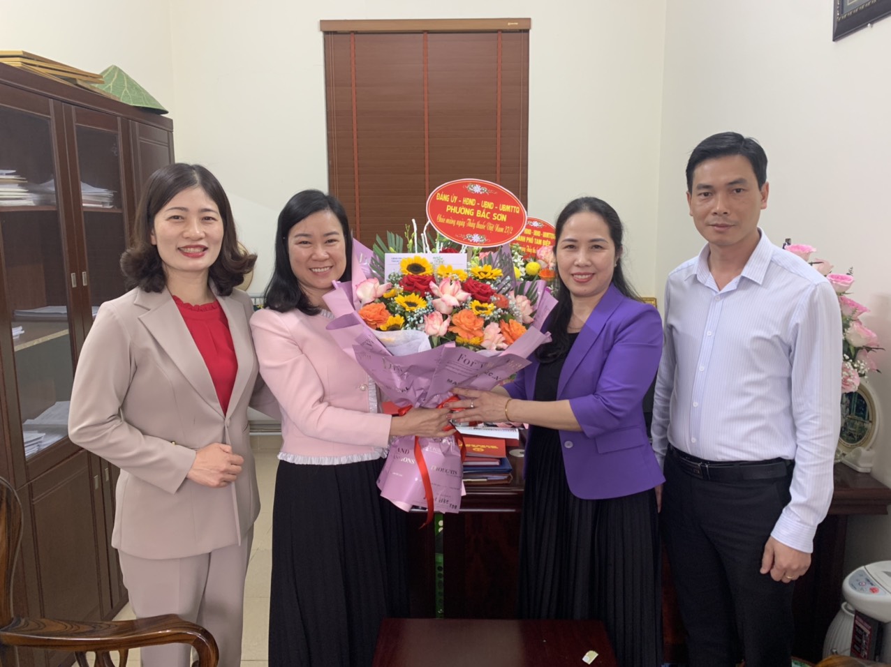 Đảng ủy- HĐND- UBND phường Bắc Sơn thăm, tặng quà ngành Y tế nhân ngày thầy thuốc Việt Nam (27/2/1955-27/2/2023)